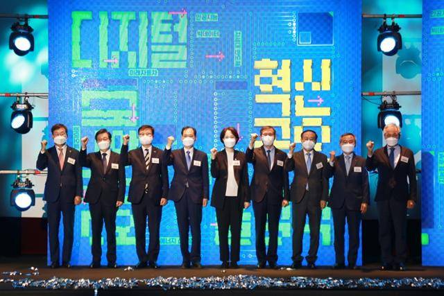 유은혜 부총리 겸 교육부 장관, 이광복 한국연구재단 이사장, 김수복 단국대 총장을 비롯해 혁신공유대학사업에 선정된 전국 46개 대학을 대표한 7개 대학 총장들이 28일 충남 천안시 단국대 천안캠퍼스 보건간호관에서 '디지털 신기술 혁신공유대학사업' 출범식에 참석해 포즈를 취했다.