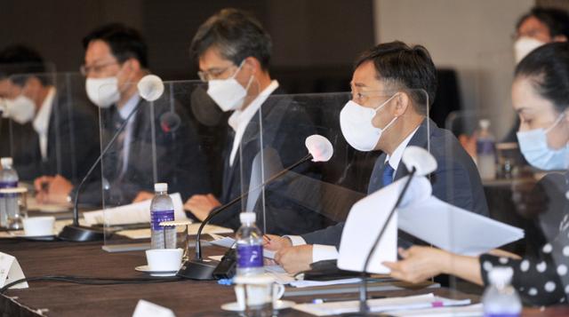 양성일 보건복지부 1차관(오른쪽 두 번째)이 28일 오후 서울시 중구 더플라자호텔에서 열린 2021년도 제3차 국민연금심의위원회에 참석해 발언하고 있다. 보건복지부 제공
