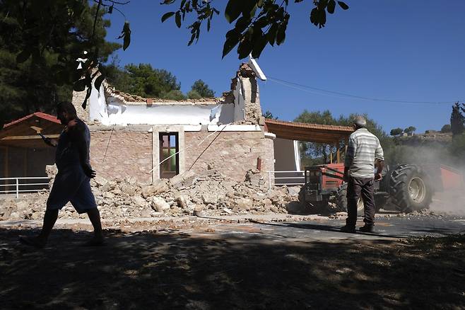 크레타 섬의 지진피해현장에서 27일 주민들이 잔해를 치우고 있다. AP=연합뉴스