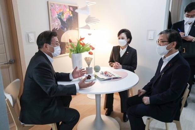 지난해 12월 문재인 대통령이 경기 화성시 LH 임대주택 100만호 기념단지인 동탄 공공임대주택에서 당시 김현미 국토교통부 장관, 변창흠 국토교통부 장관 후보자(현 LH 사장)와 대화하고 있다. / 사진=연합뉴스