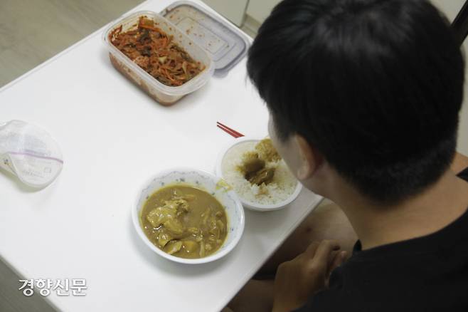 17일 서울시립대 2학년 정혁씨(23)가 서울 동대문구 자취방에서 점심을 먹고 있다. 강한들 기자