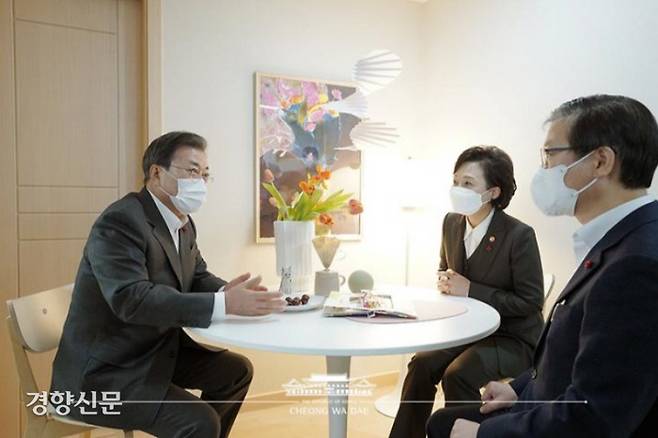 문재인 대통령(사진 맨 왼쪽)이 지난해 12월 화성동탄 임대주택을 방문했을 당시 사진. 김상훈 의원실 제공