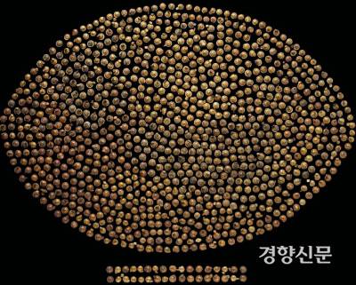 연꽃장식 말고도 금·은·동 원형장식이 1910점이나 쏟아졌다. 이 가운데 순금제만 1039점에 이른다. 역시 연꽃장식처럼 옷이나 천, 휘장 등에 붙어있다가 나중에 흩날리듯 떨어졌을 것이다.|국립공주박물관 제공
