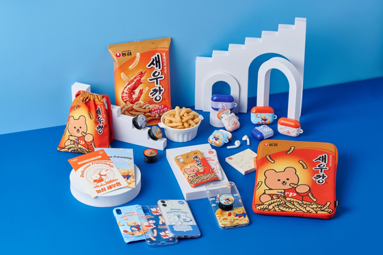 Nongshim merchandise in collaboration with Bind and Earp Earp. The products feature illustrations of Nongshim's famous shrimp-flavored chip Saewookkang and stationary brand Earp Earp's brown bear character. [NONGSHIM]