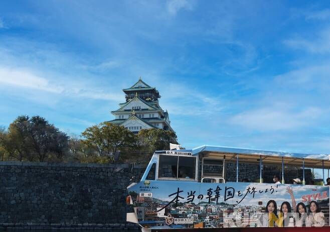 한국관광 홍보용 랩핑을 한 오사카의 명물 수륙양용버스.