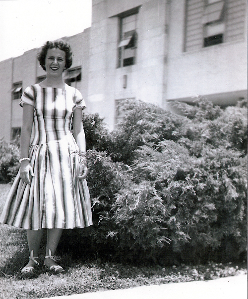 트루디 사모가 밥 존스 고등학교 재학 시절 학교 건물 앞에서 사진을 찍고 있다.