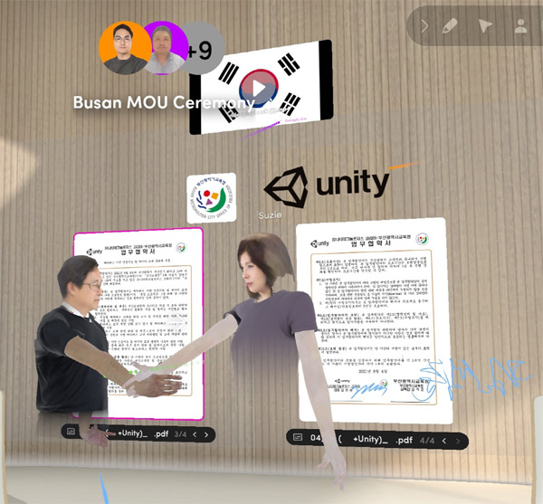 김석준 부산교육청 교육감(왼쪽)과 김인숙 유니티테크놀로지스코리아 대표가 유니티 엔진 기반의 증강현실(AR) 협업 플랫폼 스페이셜(Spatial) 앱을 활용해 협약을 체결하고 있다.