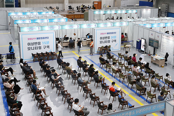 A Covid-19 vaccination center in Mapo-gu, Seoul [Photo by Yonhap]