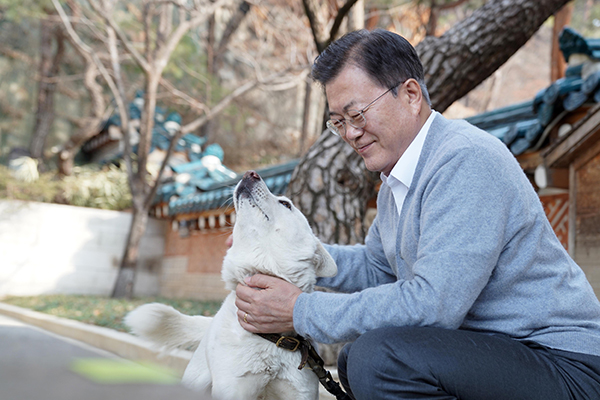 President Moon Jae-in with his dog [Photo provided by Cheong Wa Dae]