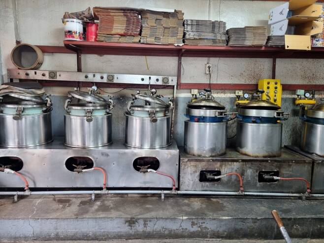 28일 오후 대구 칠성개시장에 위치한 한 영양탕집 주방 기기들이 멈춰 있다 /사진=김지현 기자