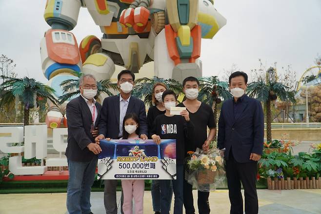 50만 번째로 로봇랜드를 방문한 부산시에 거주하는 김나윤씨 가족. 창원시 제공