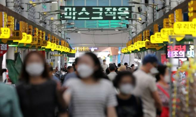 지난 26일 서울시내의 한 전통시장에 코로나19 예방 관련 문구가 나오고 있다. 뉴스1