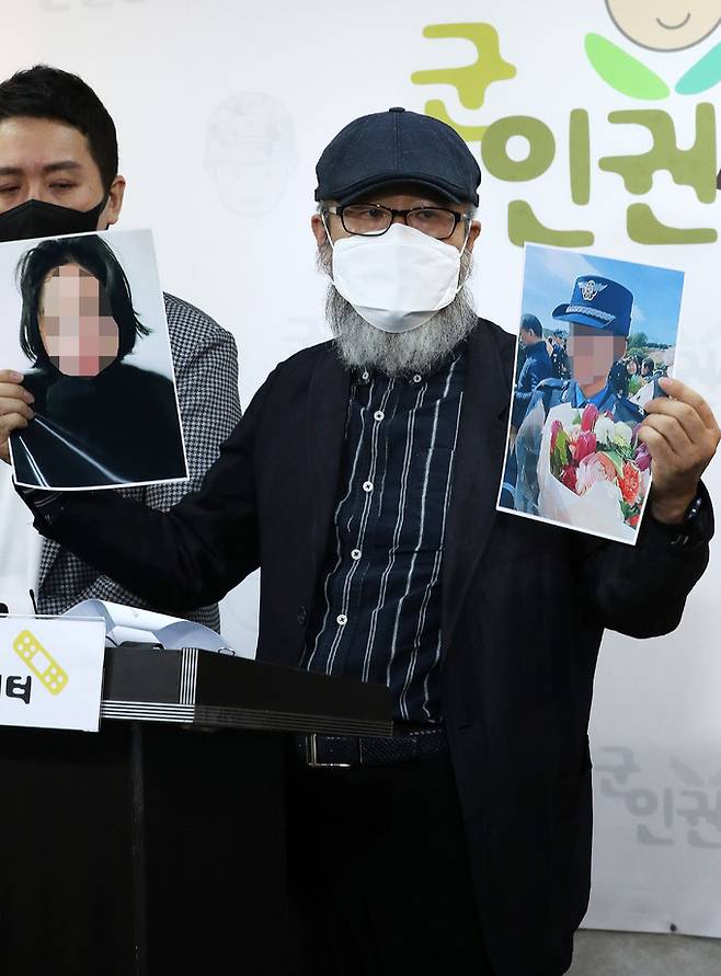 공군 성추행 피해자 故 이예람 중사의 아버지가 28일 오전 서울 마포구 군인권센터에서 열린 공군 성추행 피해자 사망사건(이 중사 사망 사건) 수사 관련 기자회견에 참석해 이 중사의 사진을 공개하고 있다. 뉴시스