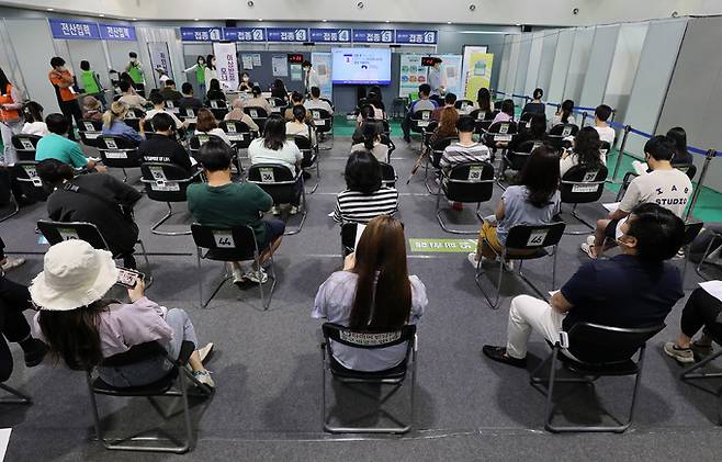 28일 오후 서울 서대문구 북아현문화체육센터에 마련된 신종 코로나바이러스 감염증(코로나19) 백신 예방접종센터를 찾은 시민들이 접종을 마친 후 이상반응 관찰을 위해 대기하고 있다. 뉴스1