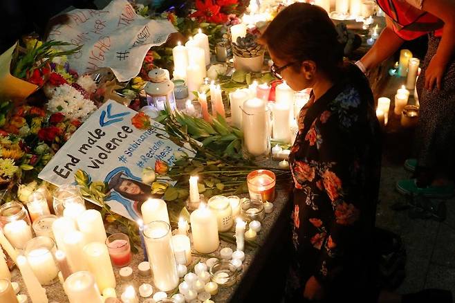 런던 페글러 광장에서 희생된 여교사를 추모하기 위한 집회에 한 여성이 기도하고 있는 모습.(사진=로이터 연합뉴스)