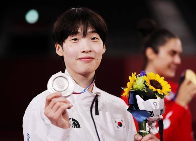 이다빈이 7월 27일 일본 마쿠하리 메세홀에서 열린 도쿄올림픽 태권도 여자 67kg 초과급 시상식에서 은메달을 목에 걸고 기념촬영을 하는 모습.연합뉴스