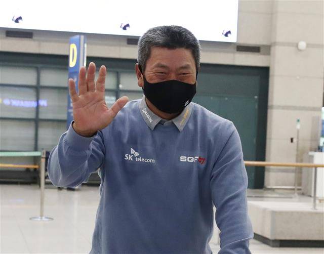최경주가 미국프로골프(PGA) 시니어투어 첫 승을 일군 이튿날인 28일 자신의 이름을 건 한국프로골프 코리안투어 ‘최경주 인비테이셔널’ 참가를 위해 일시 귀국, 환하게 웃으며 인천공항 입국장에 들어서고 있다.현대해상 최경주 인비테이셔널 대회조직위원회 제공
