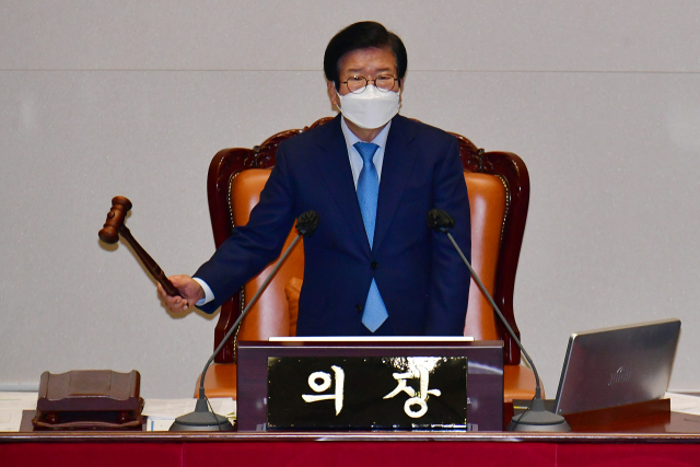 지난 13일 국회 본회의에서 박병석 국회의장이 의사봉을 두드리고 있다. /연합뉴스