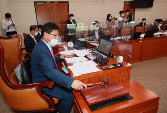 이헌승 국회 국토교통위원장이 28일 국회에서 열린 국토교통위원회 전체회의에서 의사봉을 두드리고 있다. / 권욱 기자