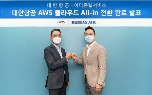장성현 대한항공 마캐팅 IT부문 부사장(오른쪽)과 함기호 AWS코리아 대표