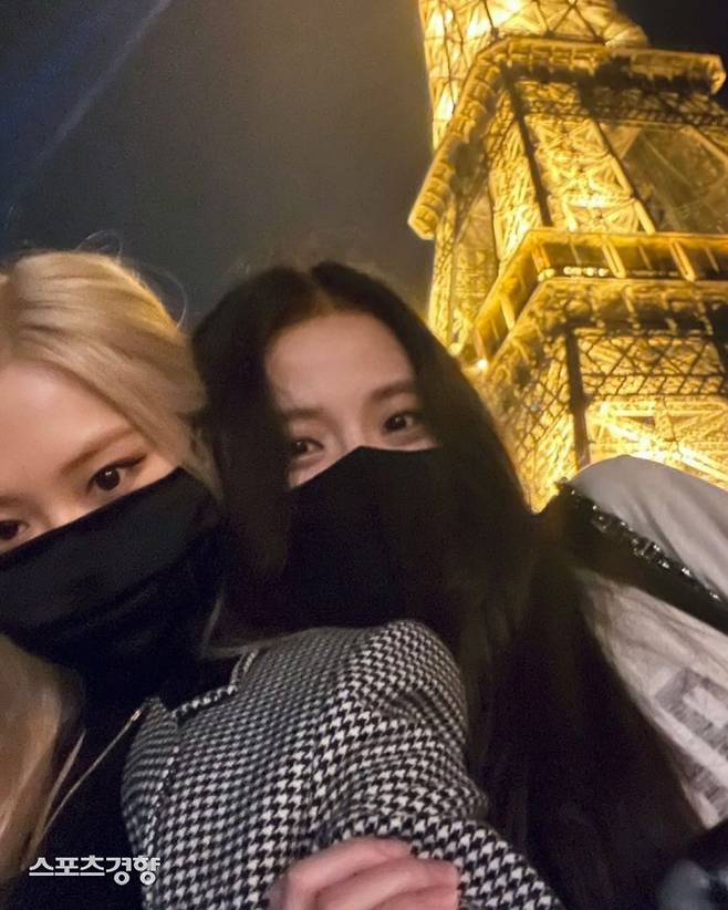 블랙핑크 지수와 로제는 에펠탑을 배경으로 한 사진을 팬들에게 보내며 파리 일정을 공유했다. 인스타그램 캡처