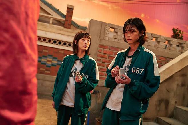 이유미(왼쪽)-정호연. 사진|넷플릭스