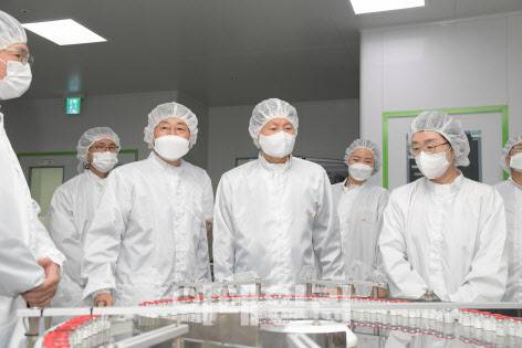 김강립 식품의약품안전처 처장은 29일 SK바이오사이언스 백신 공장을 방문해 국산 백신 개발 진행 상황과 위탁 생산 백신 현황을 점검했다.(사진=식약처)