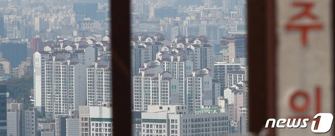13일 서울 중구 남산에서 바라본 도심 아파트단지의 모습. /뉴스1 © News1 안은나 기자