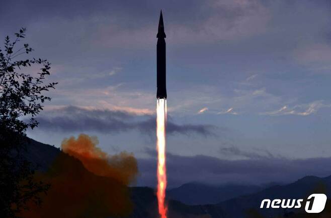 북한이 새로 개발했다는 극초음속 미사일을 29일 공개했다. 노동당 기관지 노동신문은 이 미사일의 이름이 '화성-8'형이라며 관련 사진을 보도했다. © 뉴스1