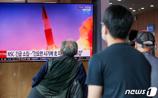 28일 서울역에서 시민들이 북한 단거리 미사일 발사 관련 뉴스를 시청하고 있다. 북한은 이날 오전 6시40분쯤 북한 자강로 무평리 일대에서 '단거리 미사일'로 추정되는 발사체 1발을 동해상을 향해 쐈다. 김여정 북한 조선노동당 중앙위원회 부부장(김정은 당 총비서 동생)이 우리 정부를 향해 '대북 적대시정책'과 이른바 '2중 기준' 철회를 요구하는 내용의 담화를 발표한 지 사흘 만이다. 2021.9.28/뉴스1 © News1 안은나 기자