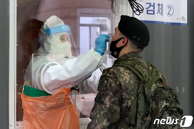 군 장병 코로나19 진단검사. 2021.2.24/뉴스1 © News1 민경석 기자
