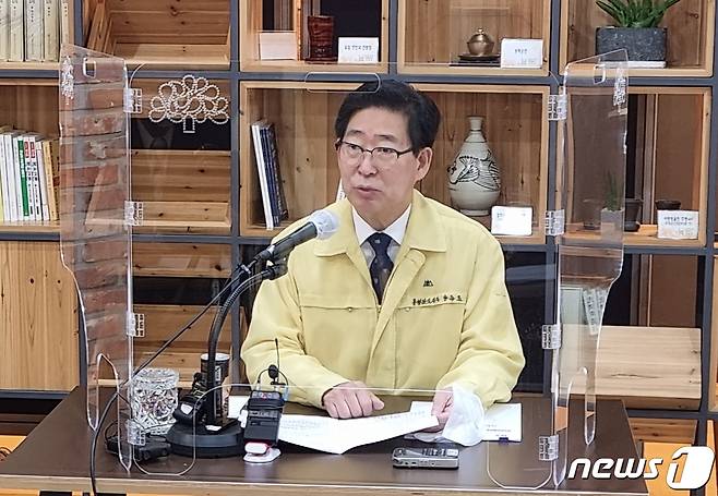 양승조 지사가 29일 도청 프레스센터에서 기자간담회를 갖고 국토교통부 5차 계획에 포함된 도내 사업은 예타 대상 8건 54.4㎞ 1조 72억원, 비예타 대상 8건 50.7㎞ 3271억원으로 집계됐다고 밝히고 있다..© 뉴스1 최현구 기자