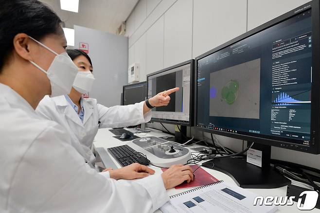 29일 경북 포항융합기술산업지구에 준공된 세포막단백질 연구소에서 연구원들이 극저온전자현미경으로 동물의 살아있는 단백질 구조를 관찰하고 있다. 2021.9.29/뉴스1 © News1 최창호 기자
