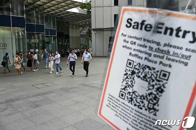 싱가포르 래플스 플레이스 경제사업지구에 신종 코로나바이러스 감염증 OR인증 코드 용지가 붙어 있다. 2021.09.14 © AFP=뉴스1