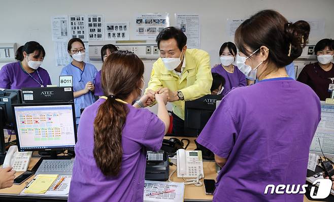 오세훈 서울시장이 29일 오후 서울 중랑구에 있는 코로나19 전담병원인 서울의료원을 방문해 의료진을 격려하고 있다. 2021.9.29/뉴스1 © News1 박세연 기자