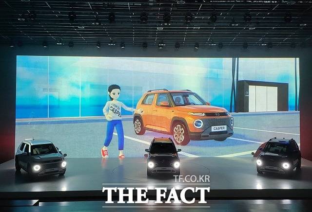 현대차는 캐스퍼 온라인 발표회에서 아이코닉한 캐스퍼의 이미지를 형상화한 가상의 Z세대 캐릭터가 메타버스에서 차량을 설명하는 영상 등을 통해 신차의 특징을 소개했다. /용인=서재근 기자