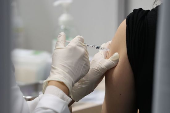 28일 오전 서울 마포구민체육센터에 마련된 코로나19 예방접종센터에서 한 시민이 백신 접종을 하고 있다. [이미지출처=연합뉴스]