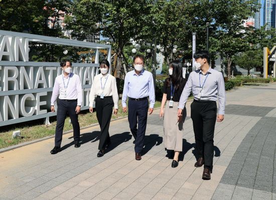 신흥식 한국자산관리공사 부사장(왼쪽 세번째)과 직원들이 ‘임직원 1억 걸음 기부 캠페인’에 참여하고 있다. 사진=한국자산관리공사