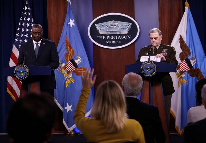 로이드 오스틴(왼쪽) 미국 국방부 장관과 마크 밀리(오른쪽) 합참의장이 1일(현지시간) 워싱턴DC 국방부 청사에서 아프가니스탄 미군 철수에 관해 기자회견을 하고 있는 모습. /로이터, 연합뉴스