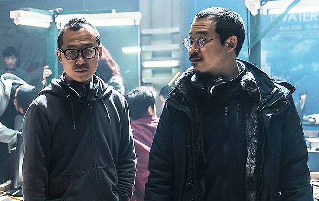 영화 ‘보이스’를 공동 연출한 김선(왼쪽)·김곡 형제 감독. 불과 3분 차이로 태어난 일란성쌍둥이다. /CJ ENM