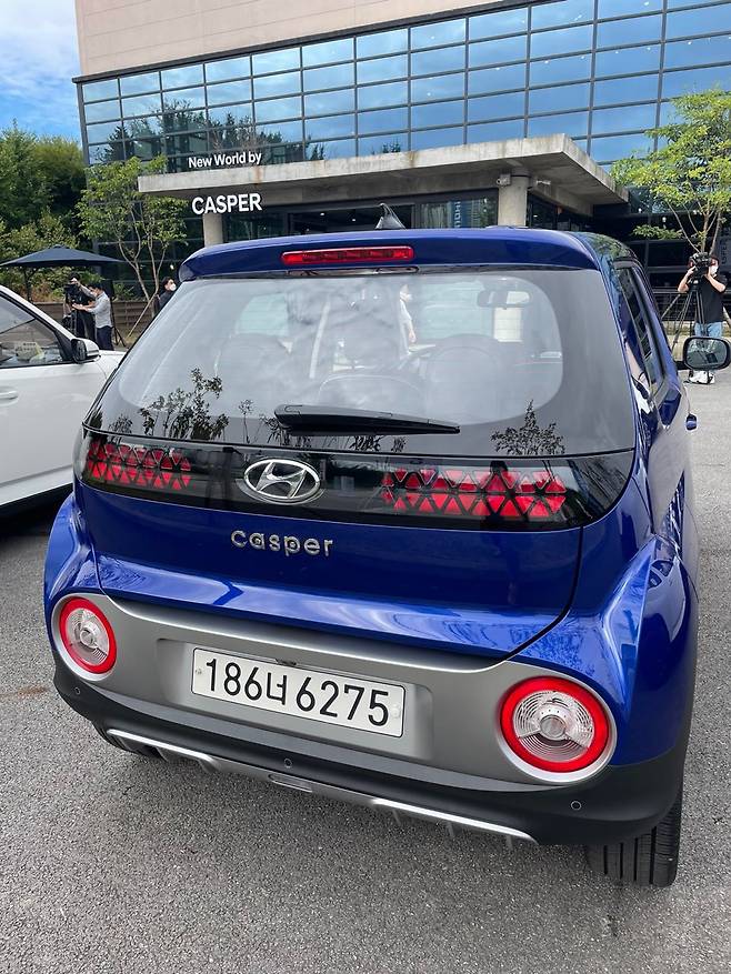 캐스퍼의 뒷모습. '캐스퍼'를 영어로 쓴 로고와 디자인 꼬리램프가 눈에 띈다./오로라 기자