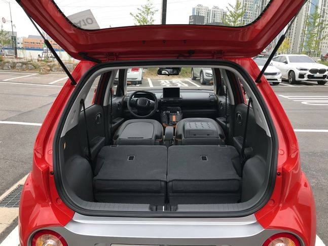 캐스퍼 좌석 4개를 모두 앞으로 접은 모습. ⓒ데일리안 박영국 기자