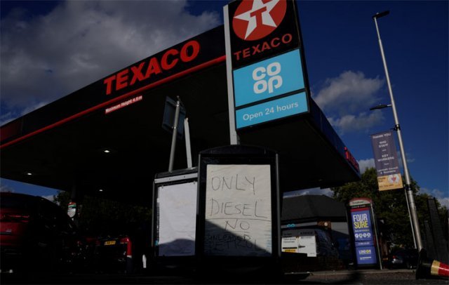 27일 영국 런던 남부의 주유소 앞에 ‘휘발유 없음(NO PETROL)’이란 문구가 적혀 있다. 트럭 운전사가 부족해 연료 운송이
 지연되는 가운데 기름을 사재기하려는 이들이 주유소로 몰려 기름이 동났기 때문이다. 런던=AP 뉴시스