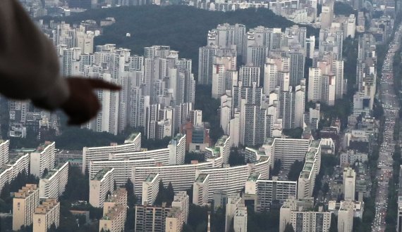 서울 송파구 롯데월드타워 전망대 서울스카이에서 도심속 재건축 단지와 아파트가 보이고 있다. 뉴시스