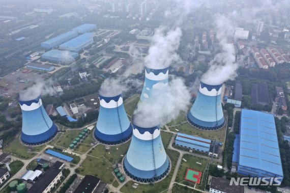 중국과 유럽 주요국 등 세계 각국이 최근 탄소절감 및 에너지전환 정책이 큰 차질을 빚으면서 전력난을 겪고 있다. 사진은 27일 중국 장쑤성 난닝에 있는 한 석탄 화력 발전소에서 연기가 배출되고 있다. /사진=뉴시스