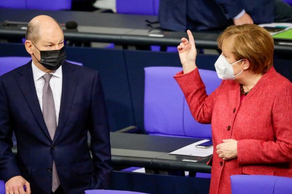 지난해 12월 9일 독일 베를린 의회에서 앙겔라 메르켈 총리(오른쪽)가 사회민주당 총리 후보이자 독일 부총리 겸 재무장관을 맡고 있는 올라프 숄츠와 대화하고 있다.로이터뉴스1