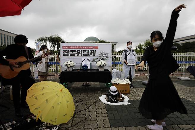 29일 낮 국회 앞에서 열린 산재사망 건설노동자 458인 합동위령제에서 권혜인씨가 추모굿을 하고 있다. 건설노조는 국회 앞에서 청와대까지 상여차를 순회하고 사망노동자 영정을 들고 100m 간격으로 일인시위를 했다. 고용노동부 산재사망 통계에 따르면 건설업에서만 작년 한해 동안 458명의 노동자가 목숨을 잃었고 이중 절반 이상이 추락사고다. 김명진 기자 littleprince@hani.co.kr