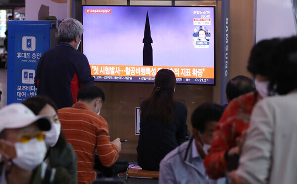 29일 오전 서울역에서 시민들이 북한의 극초음속 미사일 화성-8형 시험발사 관련 뉴스를 TV로 시청하고 있다. 연합뉴스