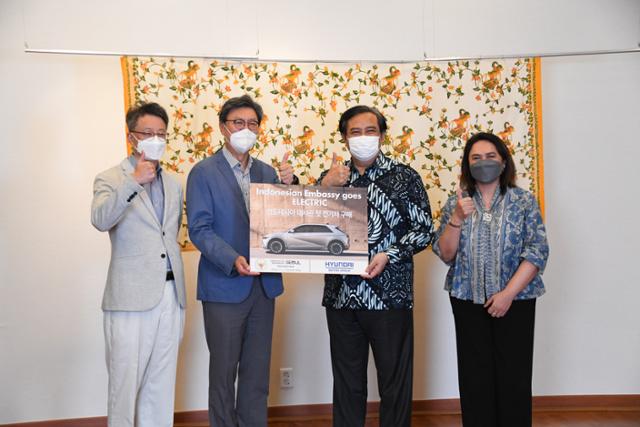 우마르 하디(오른쪽 두 번째) 주한 인도네시아 대사가 15일 현대자동차 김경수(왼쪽부터) 상무, 김창범 자문역과 함께 현대차의 아이오닉5 전달식 기념 촬영을 하고 있다. 주한 인도네시아 대사관 제공