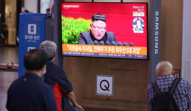 29일 오전 서울역에서 시민들이 북한의 극초음속 미사일 화성-8형 시험발사 관련 뉴스를 TV로 시청하고 있다. 연합뉴스